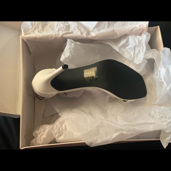 White — square toe sandle heels - Picture 5 of 9